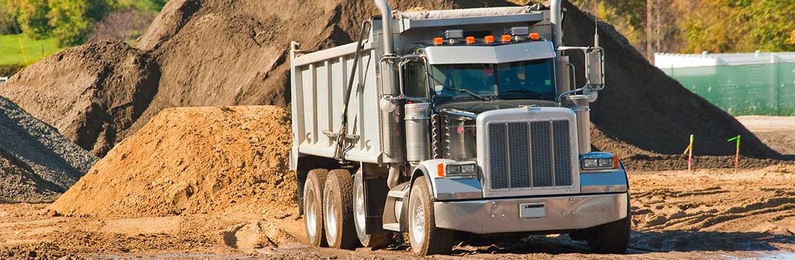 Áridos Autol Volqueto cargando piedra